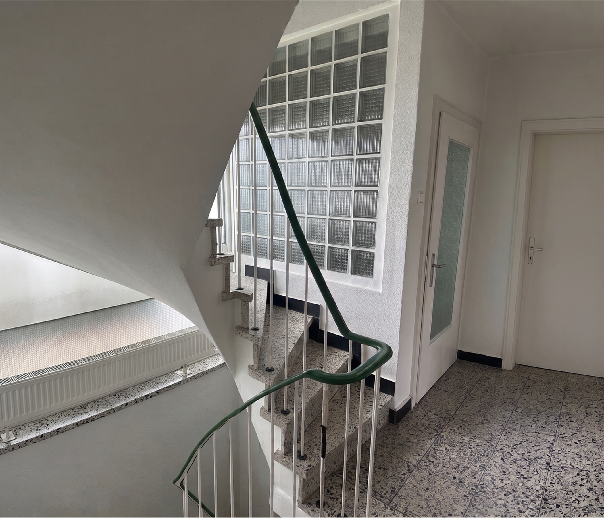 Neue Eingangssituation mit Treppe
